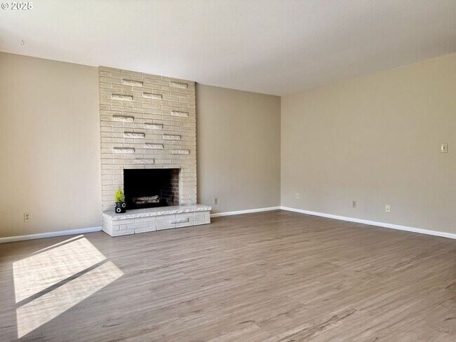 Building Photo - Charming 3-Bedroom Home in Tranquil Ridgev...