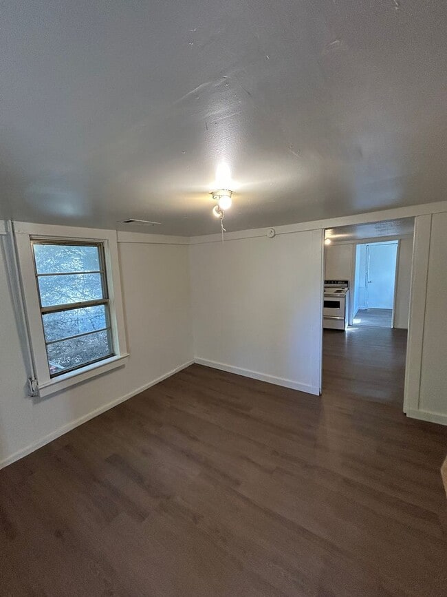 Building Photo - 1,200.00 MOVE-IN-SPECIAL