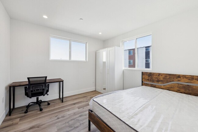 Building Photo - 1314 W 35th Pl