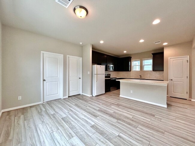 Building Photo - 202 Elm Br Trl