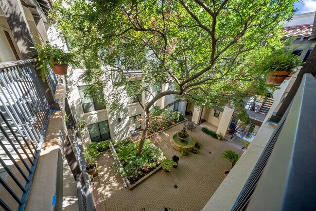 Building Photo - Downtown Luxury Condo with Rooftop Views -...