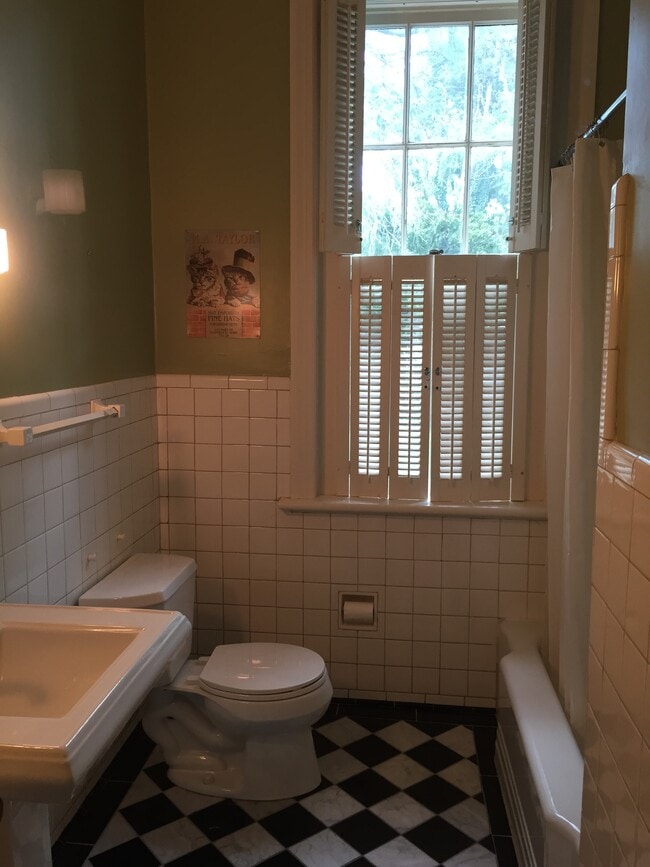 Bath 1 - 1403 N Augusta St