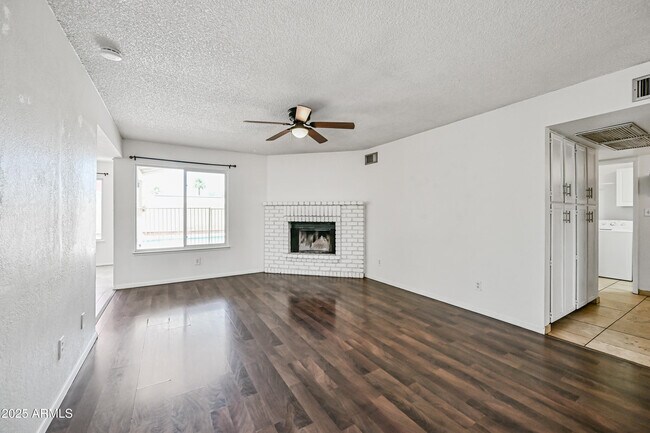 Building Photo - 1622 E St Anne Ave