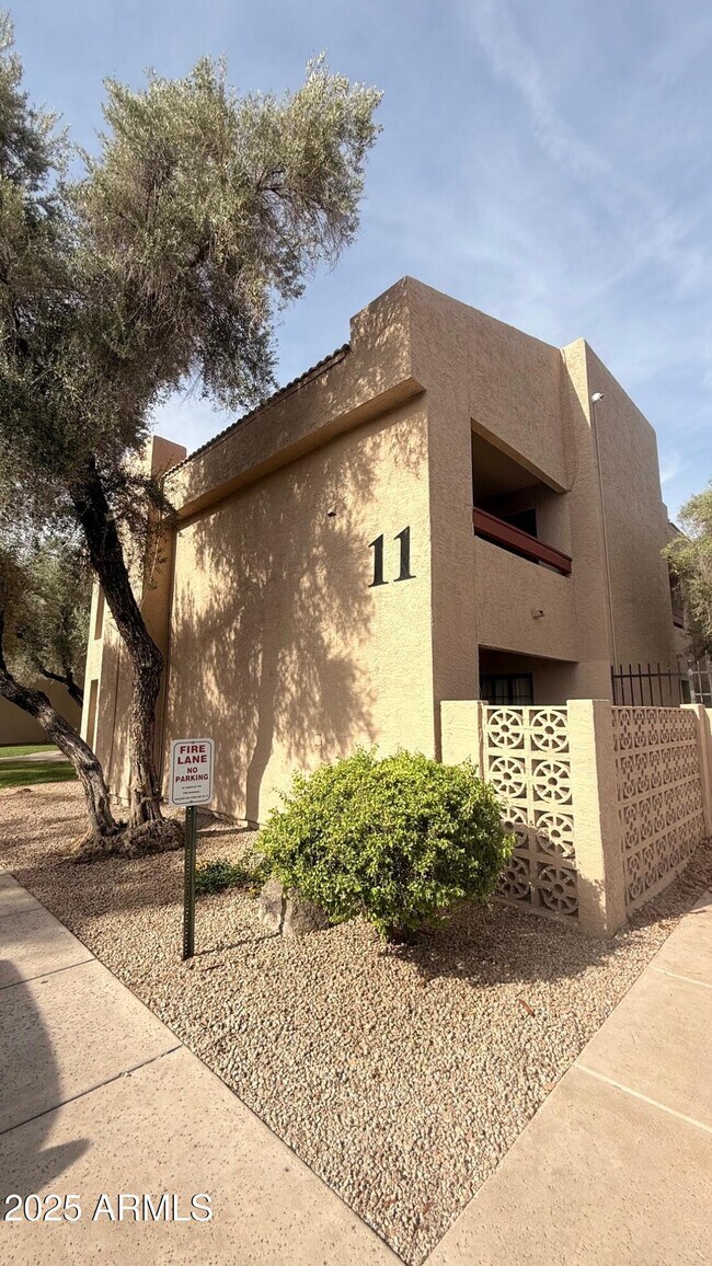 Building Photo - 3131 W Cochise Dr