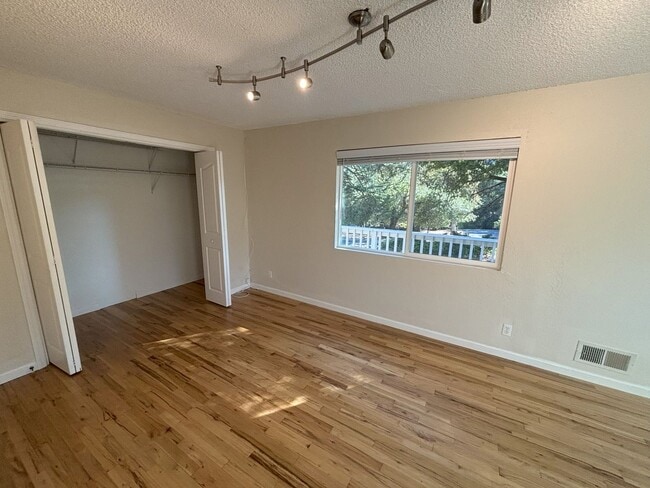 Building Photo - Stunning home in fabulous location!  They ...