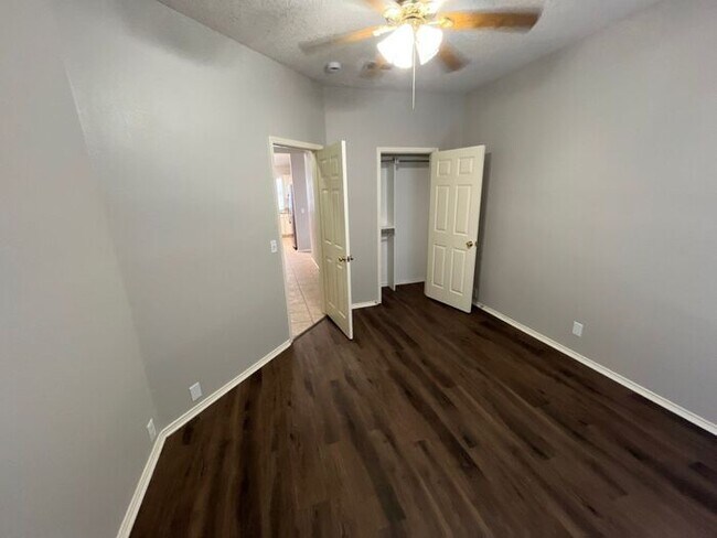 Building Photo - Bright & Inviting Home with Walk-In Closet...