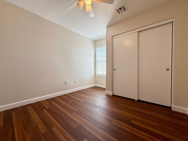 Building Photo - 3 Bedrooms | 2.5 Bathrooms-