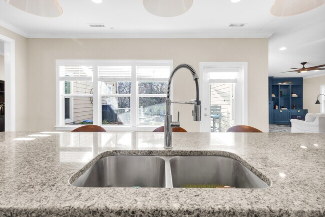 Building Photo - 137 Shoreview Dr