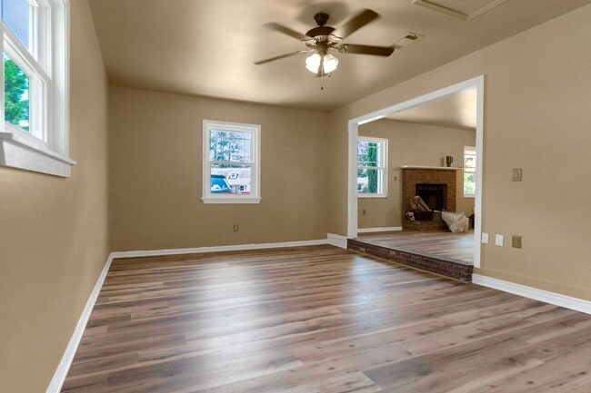 Building Photo - Charming 3BR Ranch Style Home on Quiet Cut...