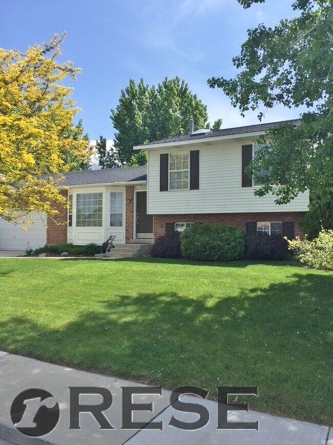 Building Photo - Great location Quaint Orem Home w 2 car garage!