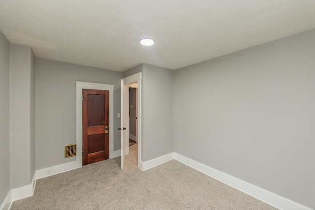 Building Photo - 1038 W 11th St