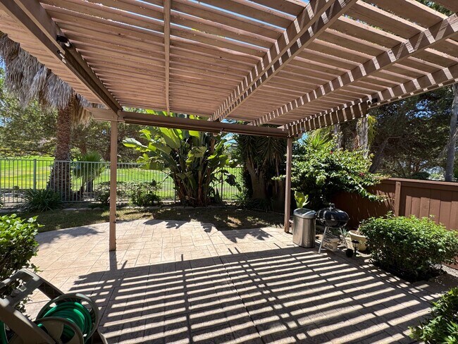 Building Photo - Rent a Beautiful Home Backing the Golf Cou...