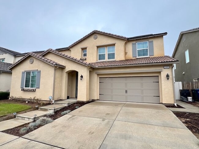 Building Photo - Beautiful 4 Bedroom Home in Clovis!