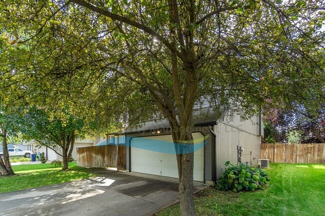 Building Photo - 4 Bedroom 2 Bathroom Home with Attached 2 ...