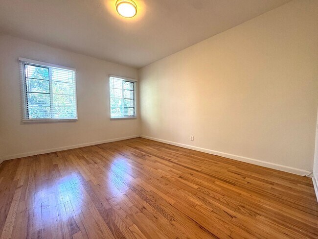 Building Photo - Top Floor Hollywood 1Bed/1Bath Walking Dis...
