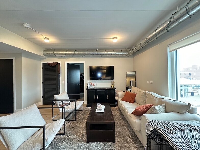 Building Photo - 941 W Belmont Ave