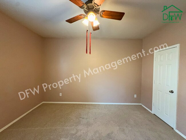 Building Photo - Elegant and Spacious 5-Bedroom Home for Lease in Fort Worth
