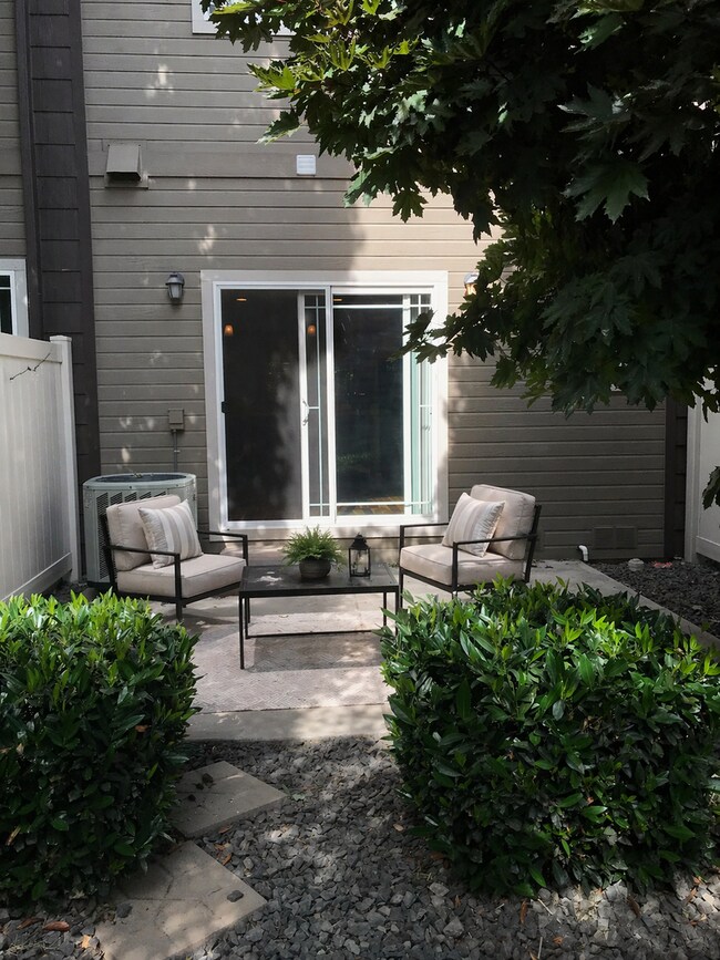 Building Photo - Turns Out Waiting Paid Off: Less Rent ($250 less to be exact), Same Great Address!