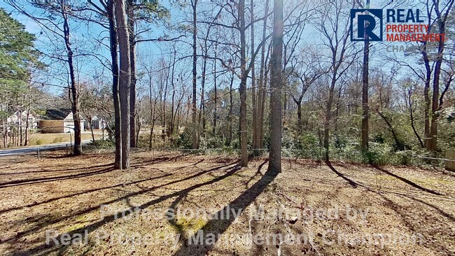 Building Photo - Spacious Lot with Fenced Backyard Convenie...