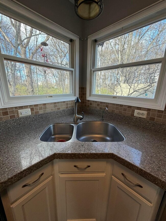 Building Photo - 8735 Olenbrook Dr