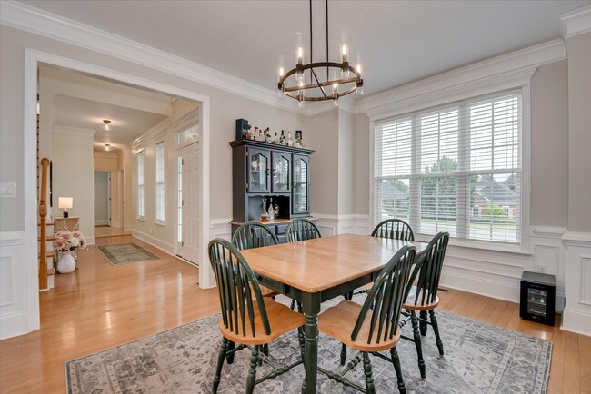 Building Photo - 5 Bed/3 Bath home with Primary Bedroom & a...