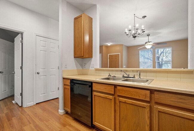 Building Photo - Cute 2bd, 2.5ba Townhome Across from Cotto...