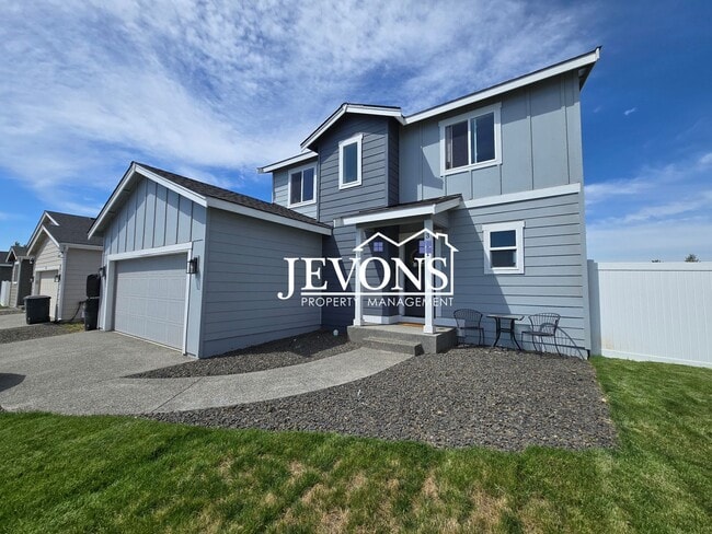 Building Photo - Beautiful 4-bedroom home with fenced backy...