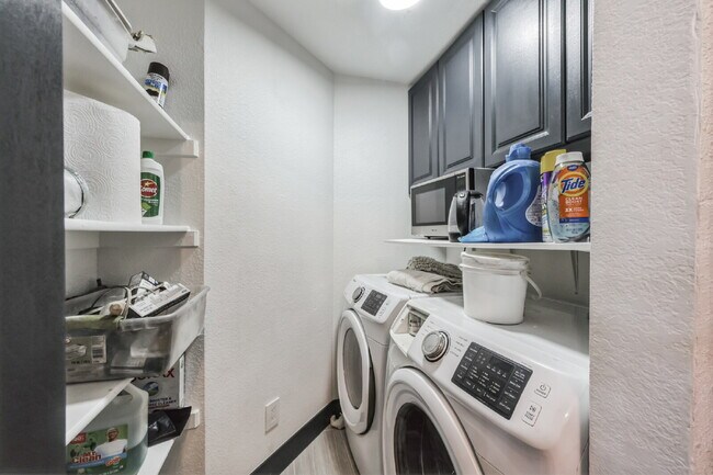 Building Photo - Beautiful Remodeled 2 Bedroom/2 Bathroom Condo is DTC!