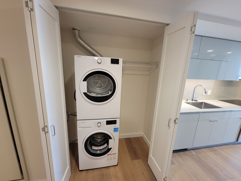 Full sized washer and dryer - 450 S Main St