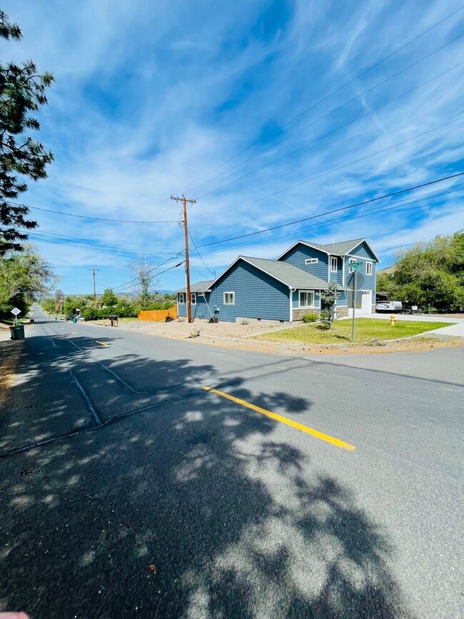 Building Photo - Entertainers delight, 3bdrm 2.5 bath home ...