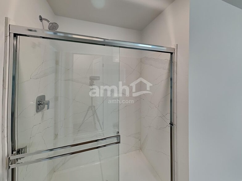 Building Photo - 9813 W Parkway Dr