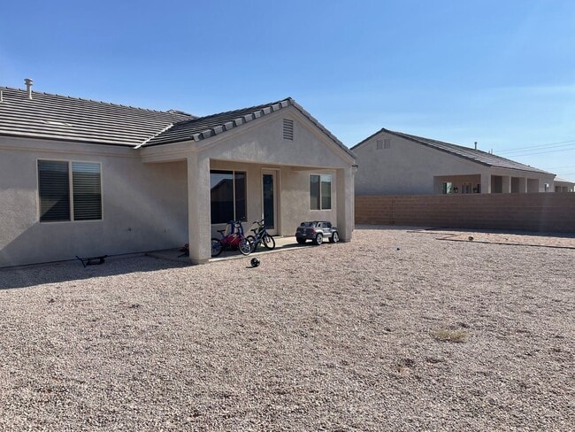 Building Photo - 3 BEDROOM HOME IN YUMA EAST!