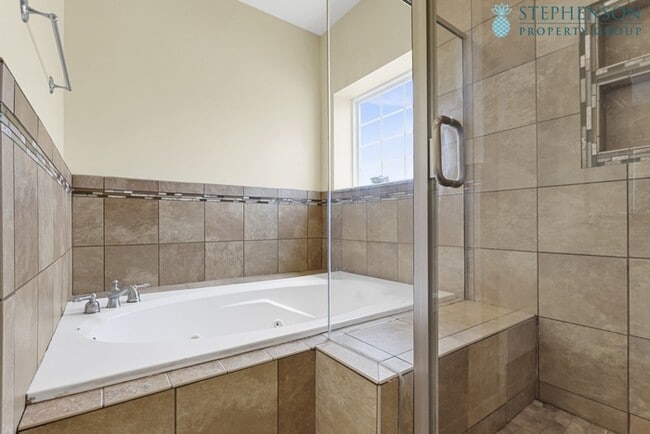 Building Photo - Deeded Boat Slip Comes with Home in Gated ...