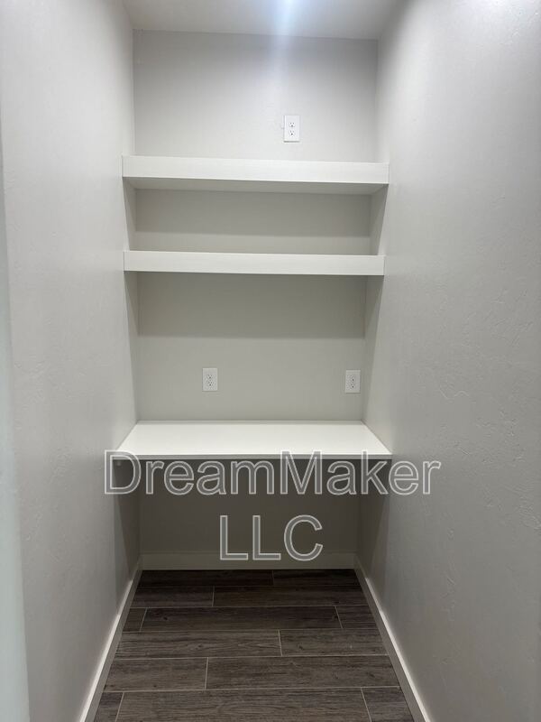 Building Photo - 1002 Riva Pkwy