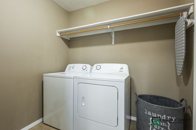 Building Photo - 3 Bed 2.5 Bath Home