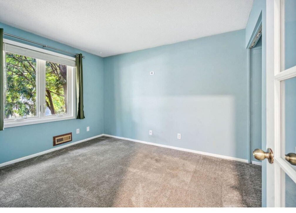 Building Photo - 156 Tamarack Ct