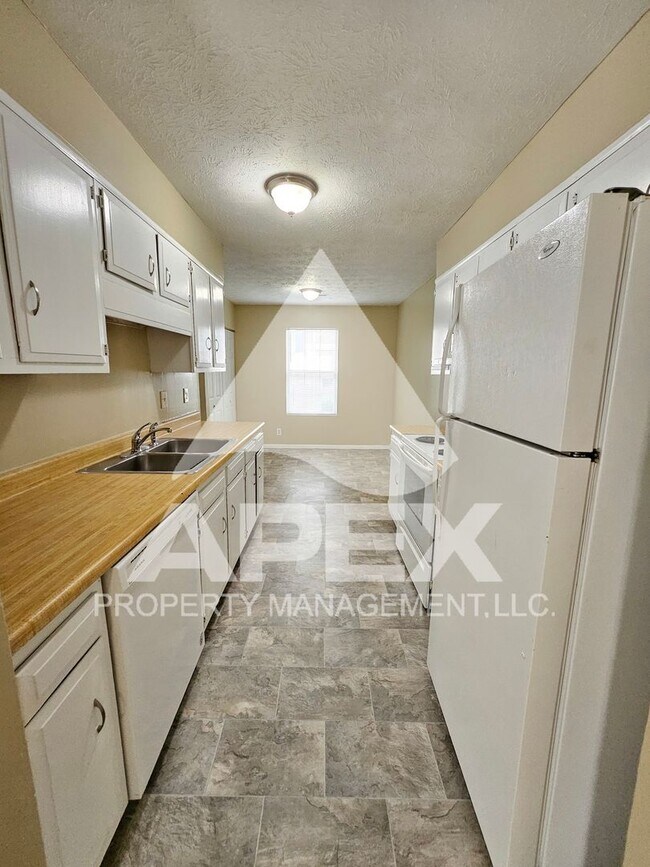 Building Photo - Nice 3Bd 1.5 Townhouse in WEST KNOX off Cedarbluff! END UNIT!