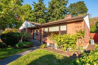 Building Photo - Beautiful Magnolia Brick close to village ...
