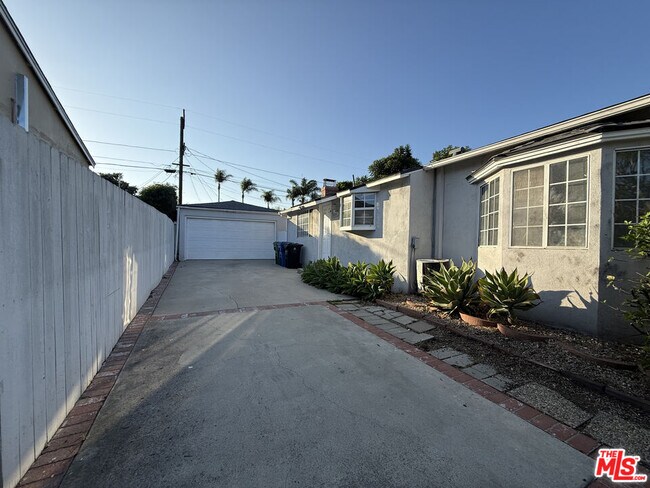 Building Photo - 2939 Oakhurst Ave