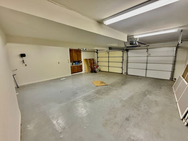 Building Photo - Distinctive and Spacious 5-BR Home in Bloomington