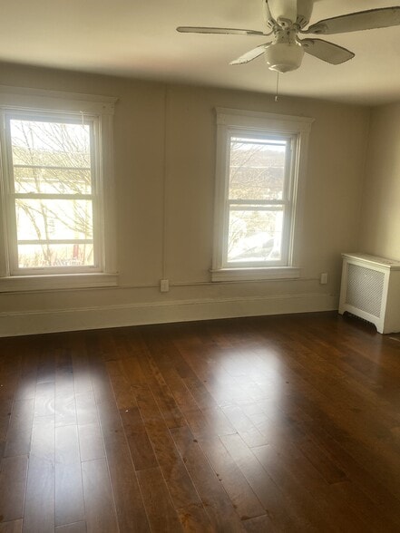 Building Photo - 29 Oakwood Ln