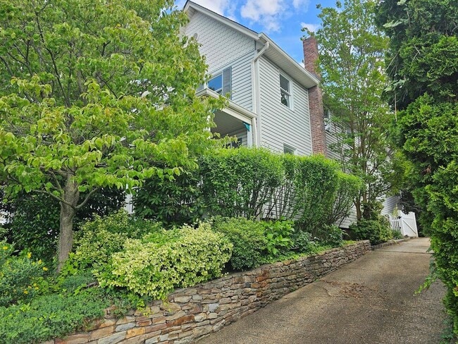 Building Photo - 10 Covert St