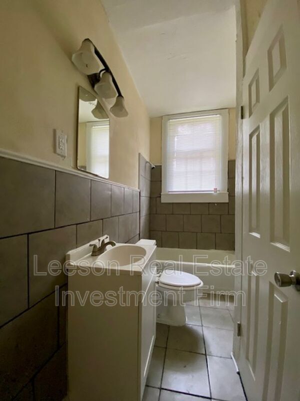 Building Photo - 548 Dalzell St