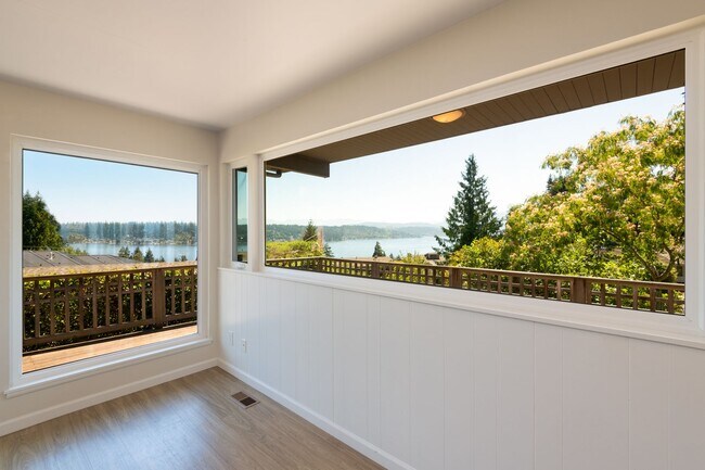 Building Photo - Exceptional Bellevue Home | Lake Sammamish Views | 5 Bed | 3 Bath | 3,380 Sq Ft