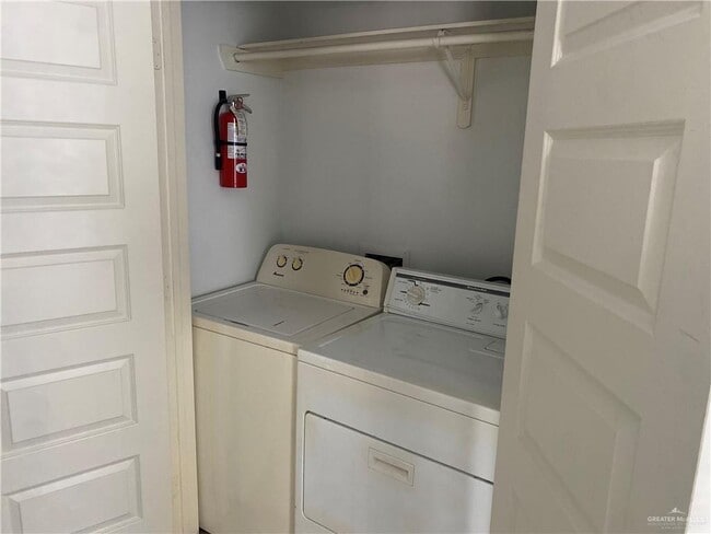 Building Photo - 16 Valeria St