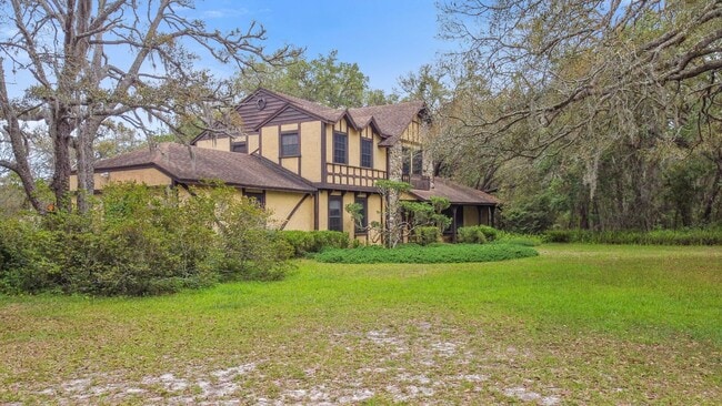Building Photo - Escape to Your Private Paradise!
