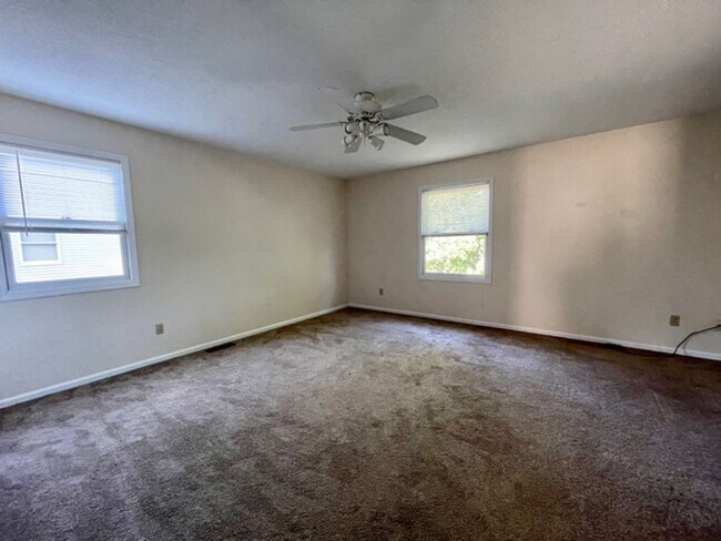 Building Photo - LEXINGTON SCHOOLS!  2 Bedroom, 1 1/2 Bath Duplex Available!