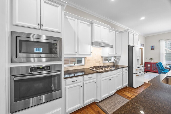 Building Photo - Fully Furnished 3BR Retreat in Riverwalk | Office + Screened Patio