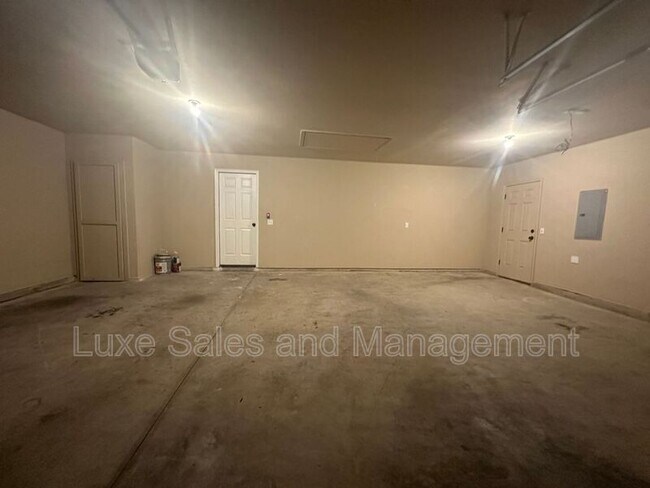Building Photo - 805 Dover Mansion