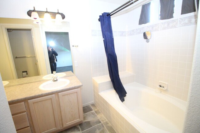 Building Photo - Beautiful 2bdrm 3 bath 2 car garage townhome